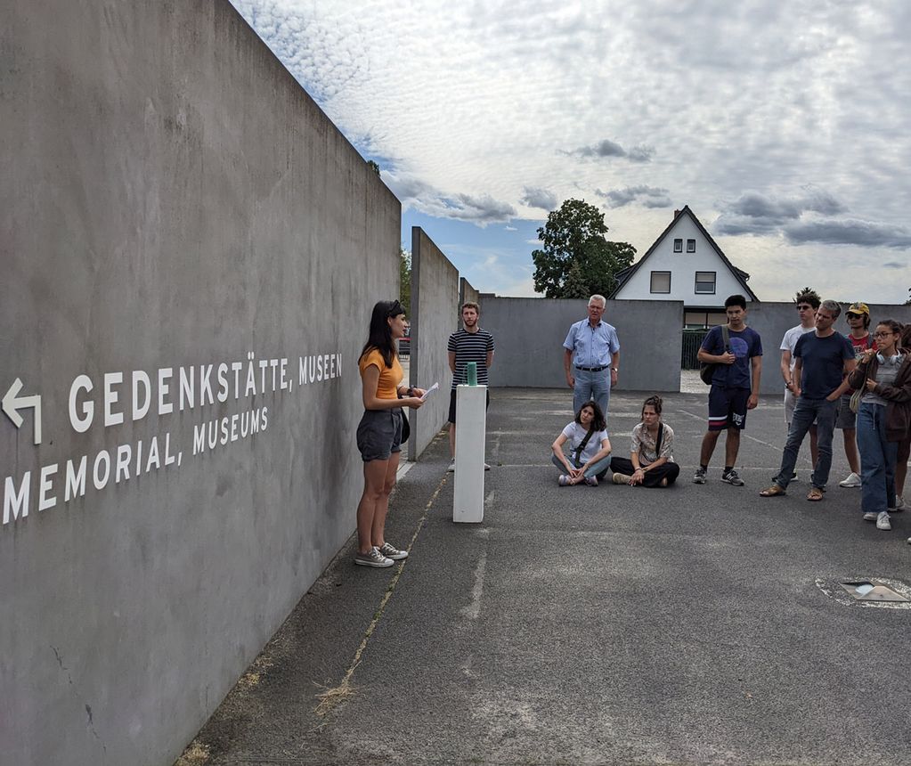 Teilnehmerinnen und Teilnehmer des ersten Workcamps präsentierten am gestrigen Donnerstag ihren Soundwalk durch die Gedenkstätte (© Gedenkstätte und Museum Sachsenhausen)