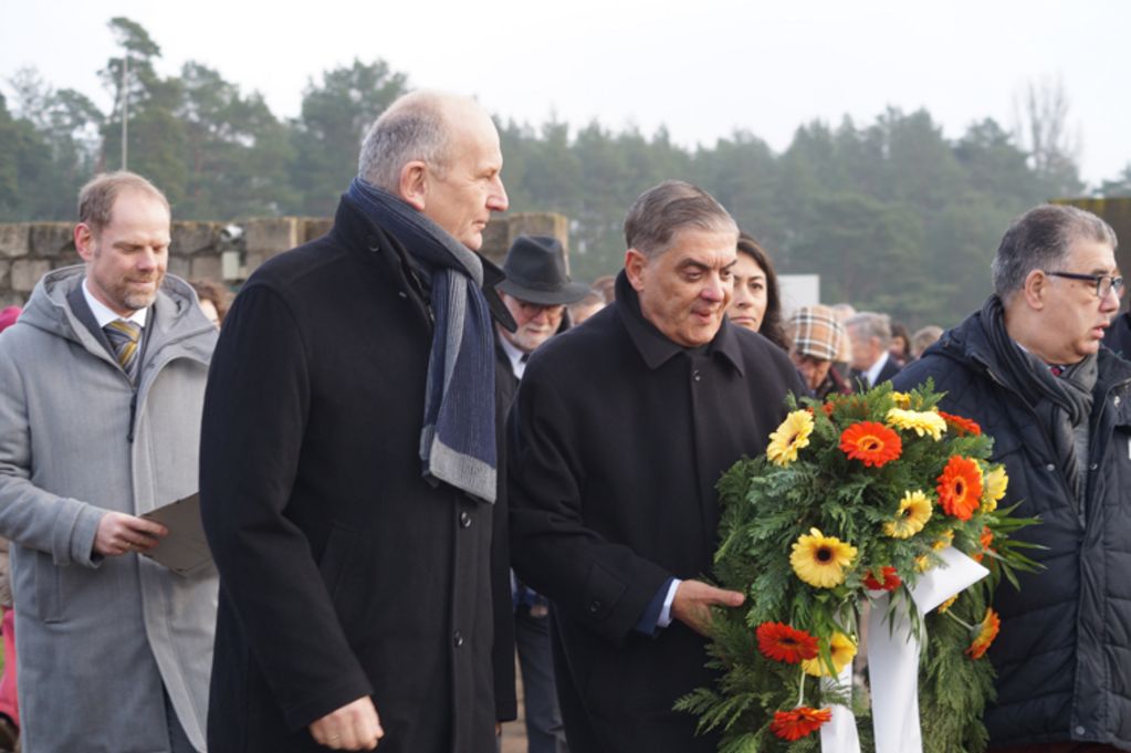 Zentralratsvorsitzender Romani Rose (mit Kranz), Ministerpräsident Dietmar Woidke (2. v. l.) und Stiftungsdirektor Axel Drecoll (l.) (Foto: K. Steinberg)