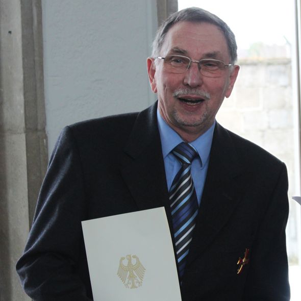 Joachim Müller bei der Verleihung des Bundesverdienstkreuzes 2013 (© GuMS) Joachim Müller bei der Verleihung des Bundesverdienstkreuzes 2013 (© GuMS)