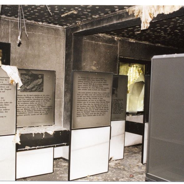 Der zerstörte Ausstellungsraum nach dem Brandanschlag (Foto: Gedenkstätte Todesmarsch)