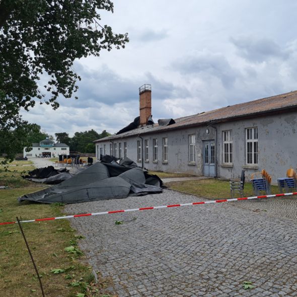 Die Dachhaut der ehemaligen Häftlingswäscherei wurde durch den gestrigen Sturm vollständig heruntergerissen (© SBG/Seferens). Die Dachhaut der ehemaligen Häftlingswäscherei wurde durch den gestrigen Sturm vollständig heruntergerissen (© SBG/Seferens).