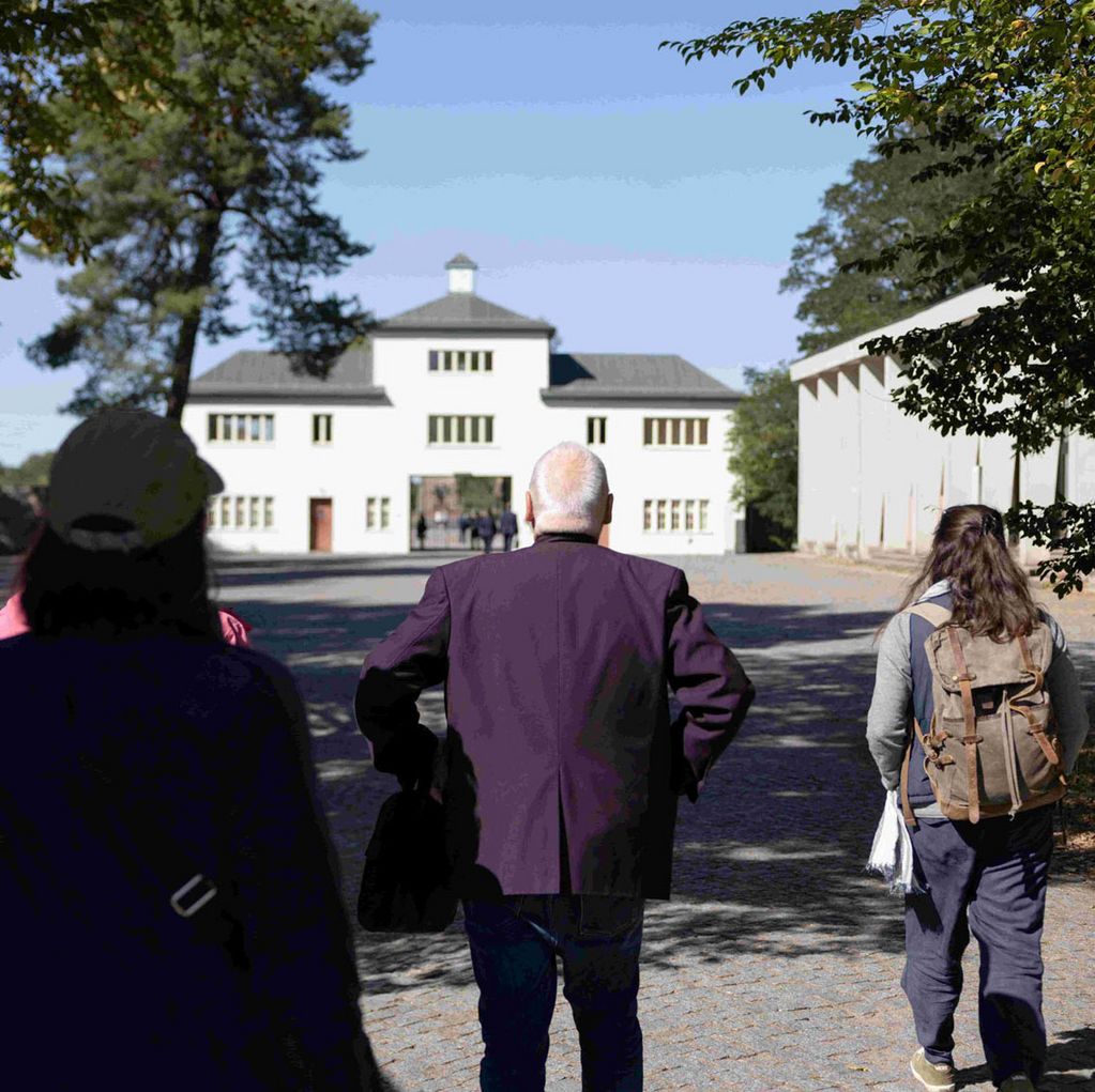 Teilnehmende eines Treffens von Angehörigen in der Gedenkstätte Sachsenhausen (© GuMS, Leona Goldstein)