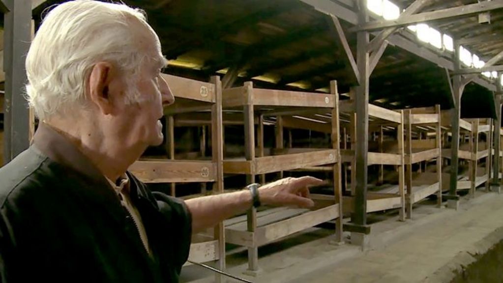 Szenenfoto: Leon Schwarzbaum inm der Gedenkstätte Auschwitz (Bild: rbb/Viet-Film)