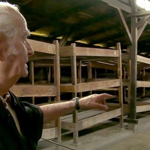 Szenenfoto: Leon Schwarzbaum inm der Gedenkstätte Auschwitz (Bild: rbb/Viet-Film) Szenenfoto: Leon Schwarzbaum inm der Gedenkstätte Auschwitz (Bild: rbb/Viet-Film)
