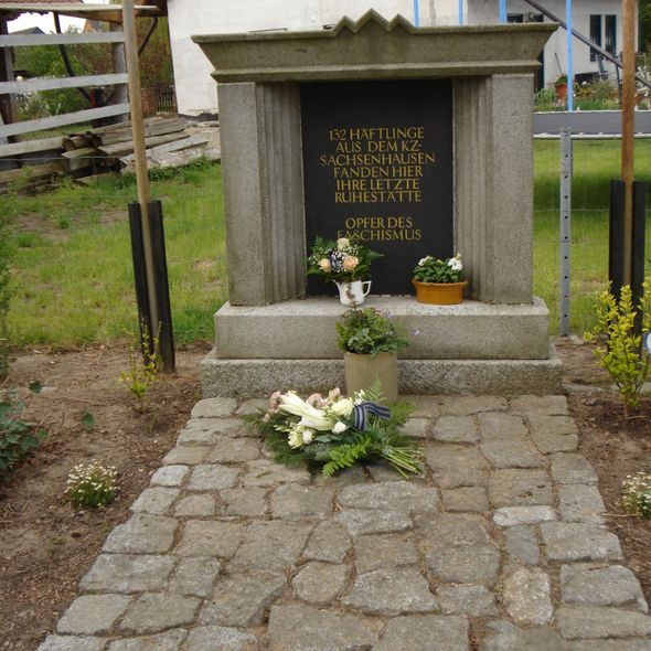 Gedenkstein für Todesmarsch-Opfer auf dem Friedhof in Grabow (© SBG)