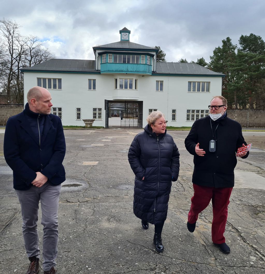 Evelyn Zupke in Begleitung von Stiftungsdirektor Axel Drecoll (links) und Gedenkstättenmitarbeiter Enrico Heitzer