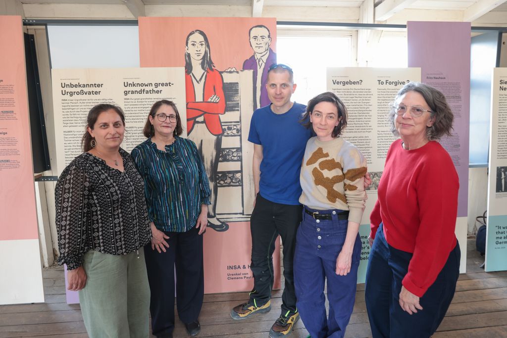 Die Nachkommen und Co-Kurator:innen der Ausstellung bei der Ausstellungseröffnung, v.l.n.r.: Nicole Wines, Alisa Smith, Jakob Feisthauer, Kelsey Snook, Julie Somers. April 2026, Foto: Karsten Schirmer