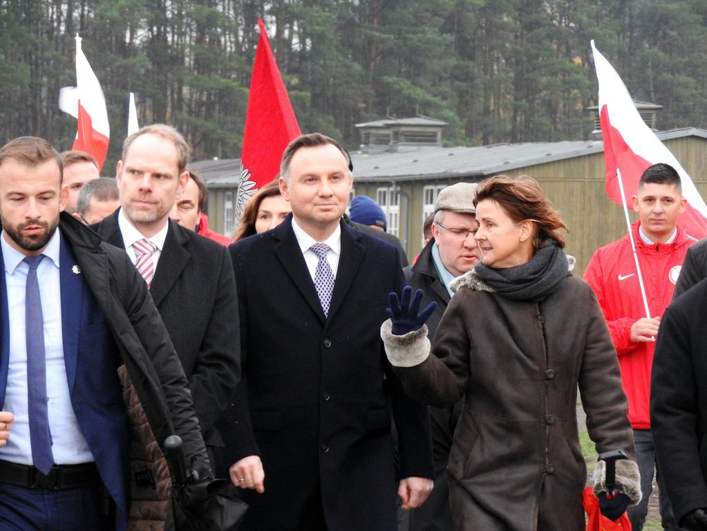 Präsident Duda (Mitte) mit Stiftungsdirektor Axel Drecoll (links) und der stellvertretenden Gedenkstättenleiterin Astrid Ley (rechts), (Foto: Sven Hilbrandt)