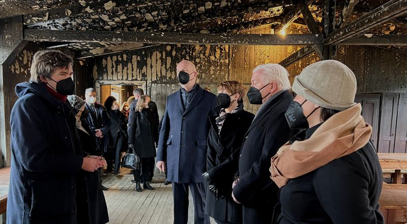 Arne Pannen (links), Leiter der Bildungsabteilung, spricht in der Baracke 38 über die pädagogische Arbeit der Gedenkstätte. Ministerpräsident Woidke, Elke Büdenbender, Bundespräsident Steinmeier und Kulturministerin Schüle hören aufmerksam zu (Foto: Kai Dietrich, Staatskanzlei Brandenburg).