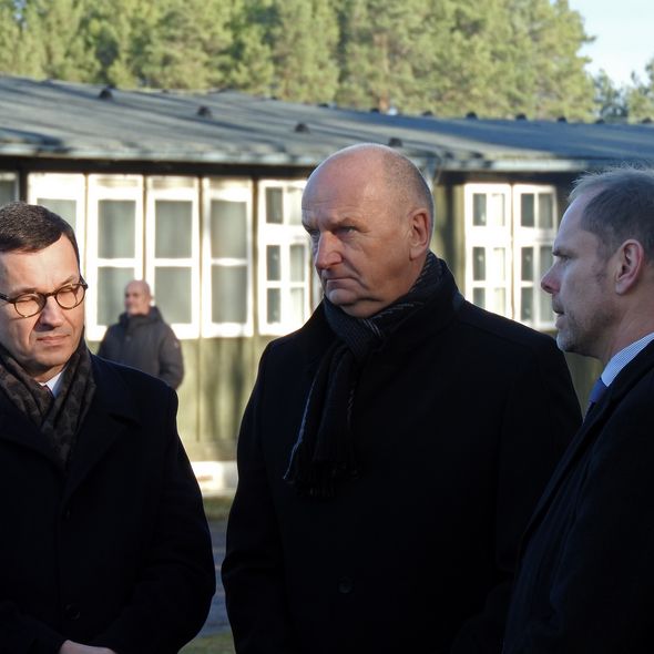 Prmierminister Mateusz Morawiecki, Ministerpräsident Dietmar Woidke und Stiftungsdirektor Axel Drecoll (v.l.)