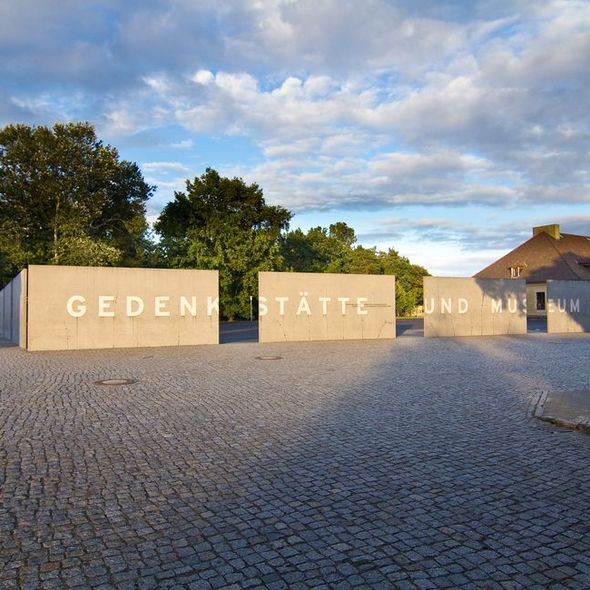 Eingang der Gedenkstätte an der Straße der Nationen (Foto: Lars Wendt)