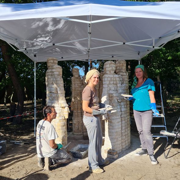 Die Künstlerin Cécile Vassort mit Nathan Guédon (links) und Reï Choppin (rechts) beim Aufbau ihrer Skulptur „Geflecht der Beziehungen“, © SBG, H. Seferens Die Künstlerin Cécile Vassort mit Nathan Guédon (links) und Reï Choppin (rechts) beim Aufbau ihrer Skulptur „Geflecht der Beziehungen“, © SBG, H. Seferens