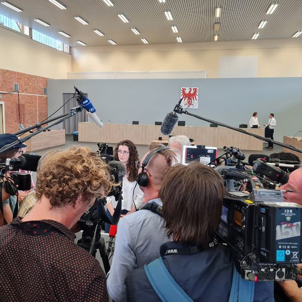Medienandrang im Gerichtssaal nach dem Urteilspruch (Foto: SBG) Medienandrang im Gerichtssaal nach dem Urteilspruch (Foto: SBG)