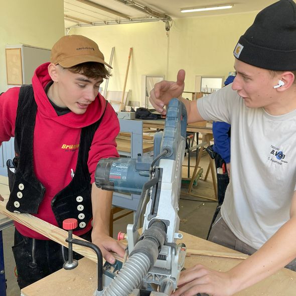 In der Werkstatt der Gedenkstätte fertigen die Auszubildenden ein Tor und eine Tür für den Industriehof an (Foto: Alwin-Lonke-Schule).