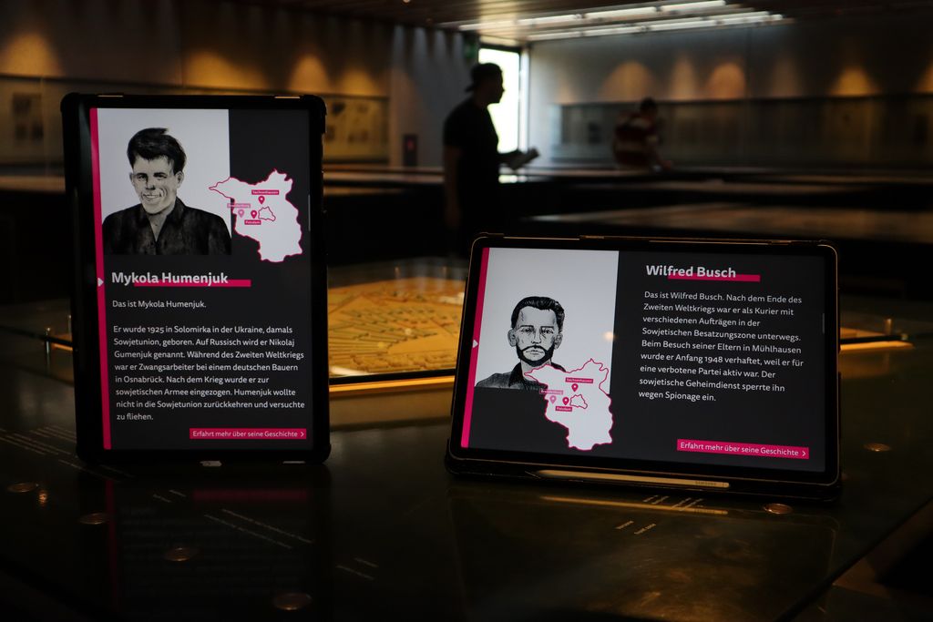 Zwei Tablet-Screens zeigen die App "Im Netz der Repression"