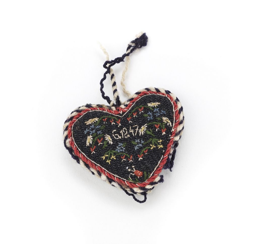 Gesticktes Stoffherz, 1947, Sammlung der Gedenkstätte Sachsenhausen, Inventar-Nr. 17.00052