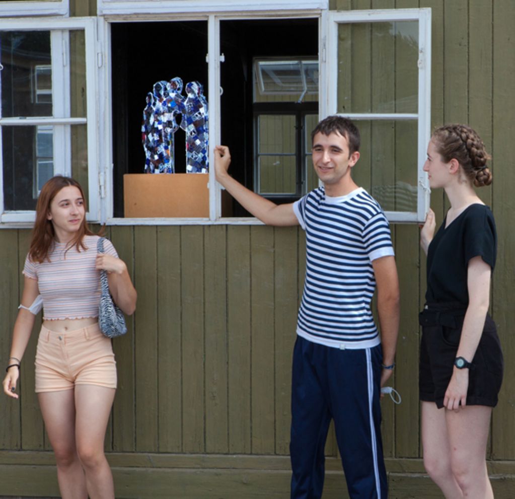 Teilnehmerinnen und Teilnehmer eines internationalen Workcamps präsentieren ihre künstlerische Intervention „Absence“, die in der Ausstellung zu sehen sein wird (© Gedenkstätte Sachsenhausen, Foto: Rico Prauss).