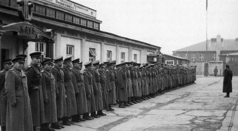 [Translate to English:] Sowjetische Offiziere und Wachmannschaften vor dem sowjetischen Klub in der Vorzone des Speziallagers Sachsenhausen, November 1949