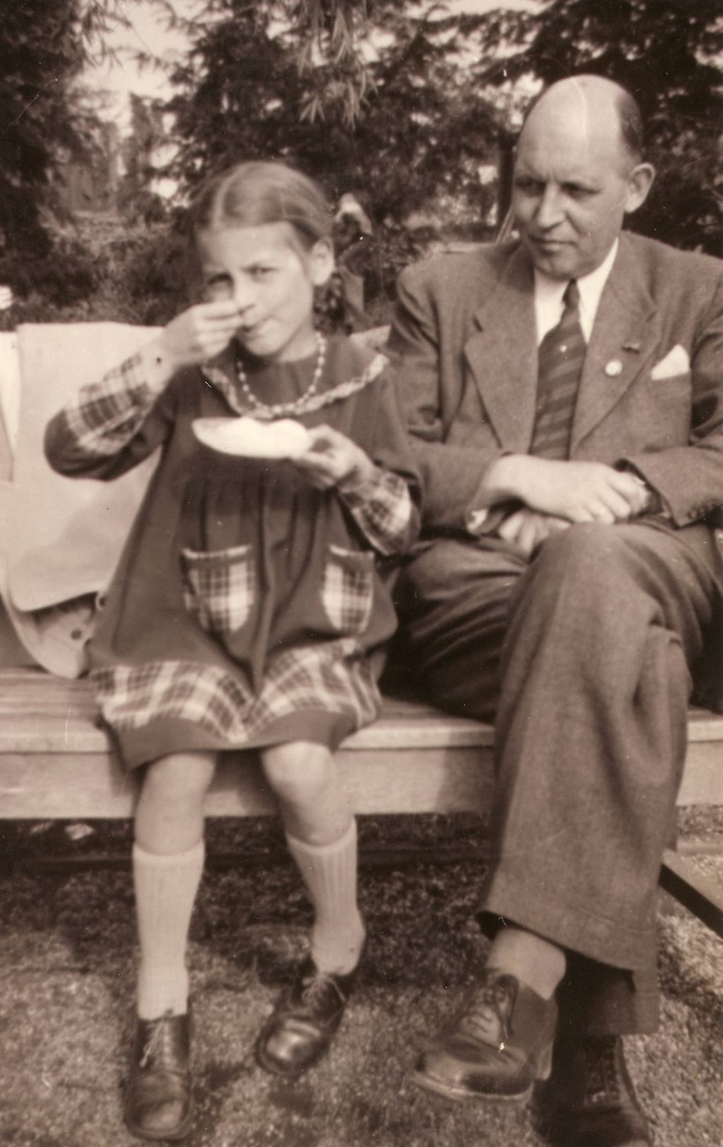 Rudolf Witzleben and his daughter Inka in the Berlin Tiergarten, 1943
