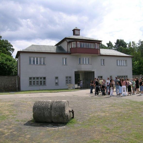 Geführte Gruppe vor Turm A (Eingang zum Häftlingslager) Geführte Gruppe vor Turm A (Eingang zum Häftlingslager)